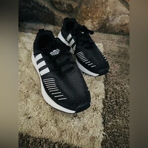 ADIDAS swift run 22 running shoes. Size 6. Excellent condition.